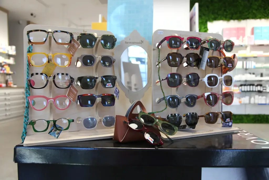 Detalle mostrador de gafas en Farmacia Alcaparra